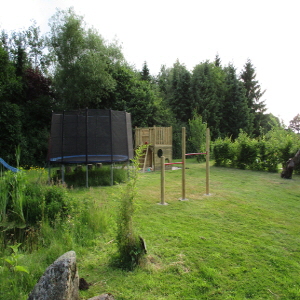 Blick vom Pool zum Spielplatz